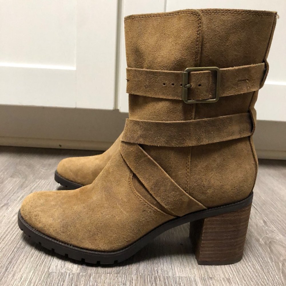 Clarks Women's Size 8.5 Ankle Boots Malvet Doris Suede Stacked Heel Tan Booties